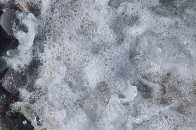 黑海。海浪冲刷着乔治亚州的岩石海滩。