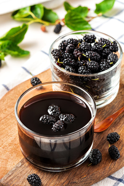 Mulberry pekmez在一个玻璃碗里