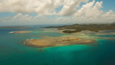 鸟瞰图热带泻湖，大海，海滩。热带岛屿。Siargao、菲律宾