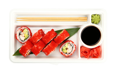 带走一套寿司卷和tobiko