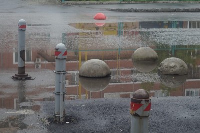 路上的障碍，旅行的障碍，在雨中被水坑弄湿。