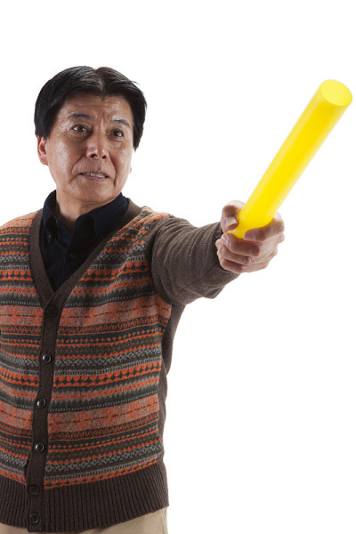 中年日本男子拿着指挥棒
