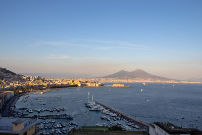 2019年8月26日，意大利那不勒斯。那不勒斯湾，前景是德尔沃城堡，背景是维苏威火山。