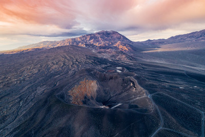 乌比比火山口的日出。加州死亡谷。