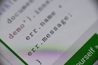 特写图像的数字屏幕，编码语言'Err-message' '聚焦'和数字书写。