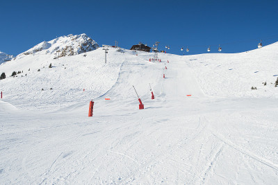在高山滑雪胜地观看滑雪道