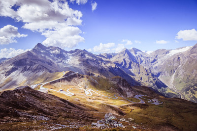 春天的Großglockner高山公路。霍赫陶恩国家公园的山脉。
