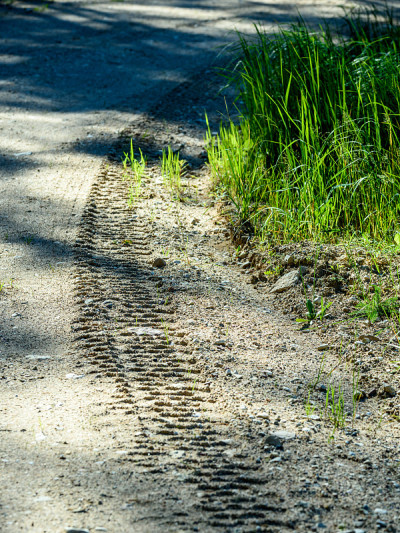 夏天乡间空旷的道路
