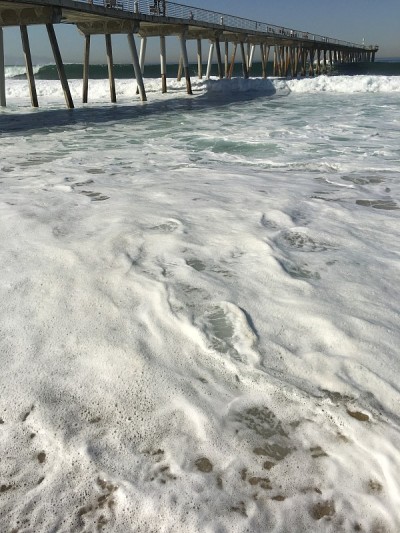 巨浪从码头下冲向岸边