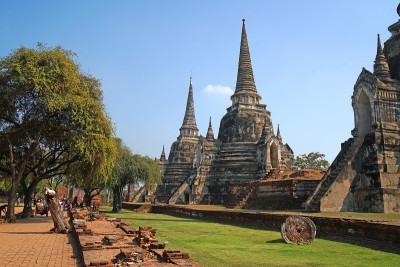 三三古塔雕塑与游客在Wat Phra Si Sanphet是最好的著名地标古老的历史佛教寺庙在大城府