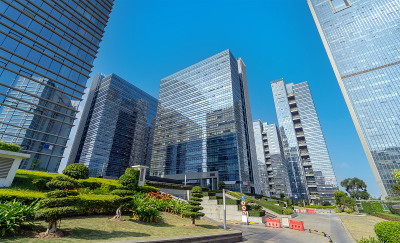 现代摩天大楼在商业区，厦门，中国。