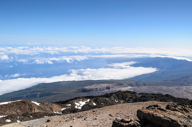 西班牙特内里费岛，加那利群岛，泰德火山，泰德国家公园，从火山顶端俯瞰拉戈梅拉岛，穿过熔岩场到大西洋