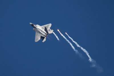 F-22猛禽在模拟空战中部署照明弹