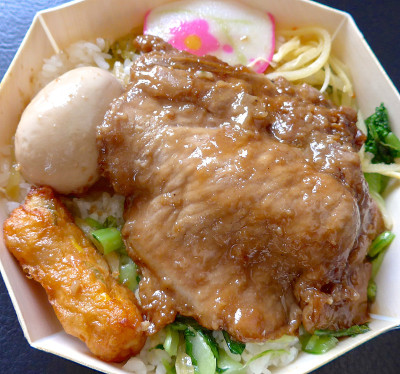 午餐盒猪肉，炖蛋和蔬菜特写