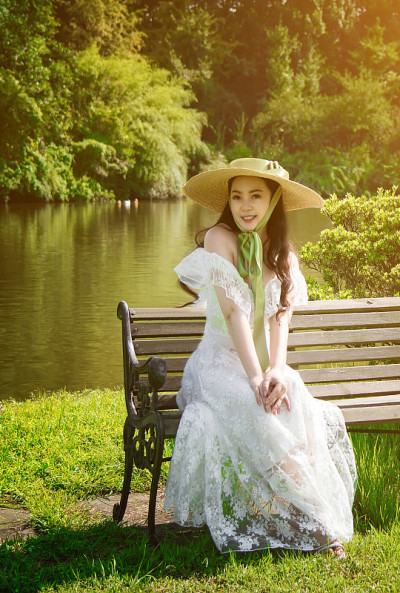 湖边的一个美女