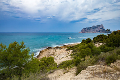 伊法赫岩石自然公园或Penon de Ifach在西班牙卡尔佩市的全景。从Moraira Costa