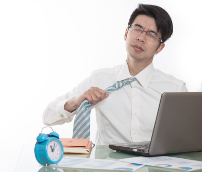 年轻人在办公室加班