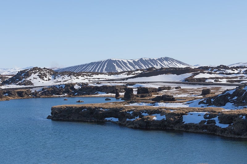 Myvatn火山和湖泊与清澈的蓝色天空