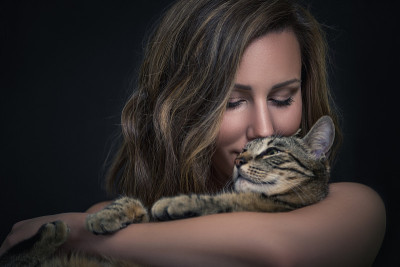 女孩和她的猫