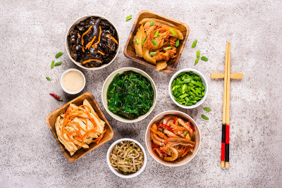 灰色背景上的韩式辛辣和蔬菜泡菜