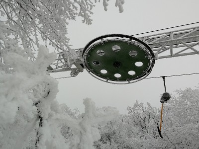 特写镜头显示t杆升降机在滑雪胜地工作。