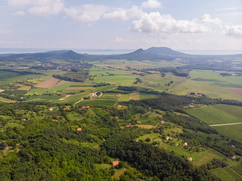 巴达索尼附近Balaton高地Csobanc山顶城堡废墟的鸟瞰图