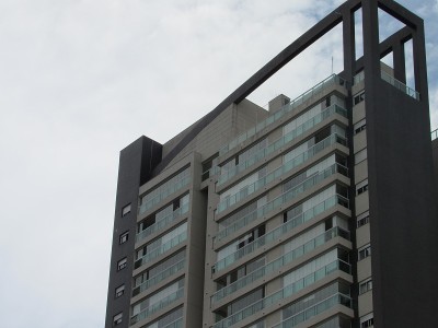 大都市公寓楼的正面