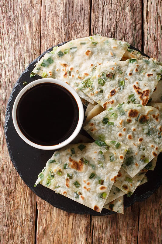 葱油饼又称葱油饼或从油饼上的特写。垂直的俯视图