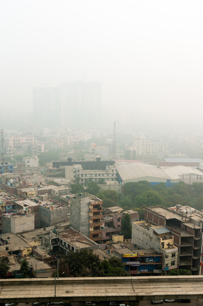 黎明时分，雾霾笼罩了诺伊达的城市景观