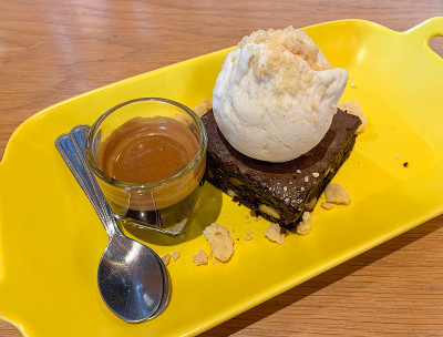 Affogato——浓缩咖啡加香草冰淇淋和布朗尼。