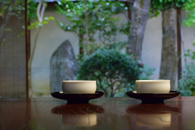 日本传统房间里桌上的几杯绿茶