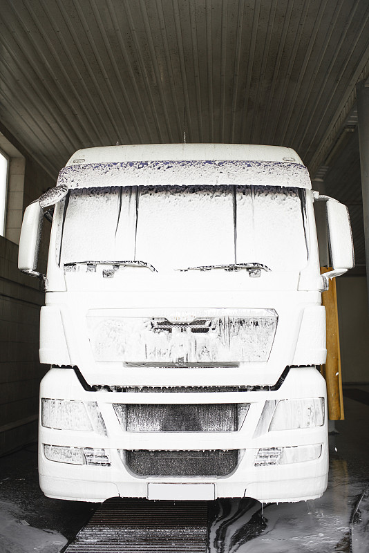 洗车卡车。水泥的卡车