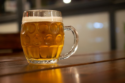 一杯啤酒放在纠结的桌面上