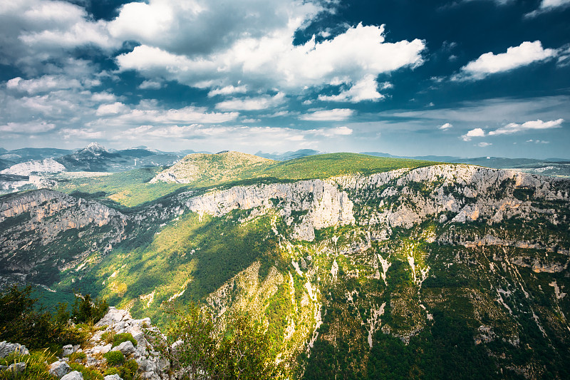 法国Provence-alpes-cote蔚蓝海岸。法国东南部Verdon峡谷的美丽山脉景观