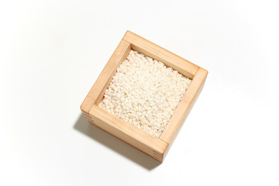 糯米放在一个方形的木量箱里