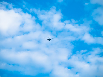 在大楼上空低空飞行的客机