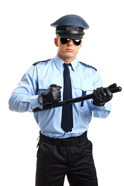 戴着太阳镜微笑的警察