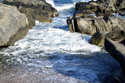 海浪和海上的白色泡沫。