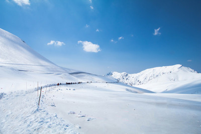 山黑袍高山径雪山墙