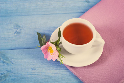 复古照片，一杯茶和野玫瑰花