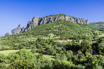 青山山坡脚下岩石