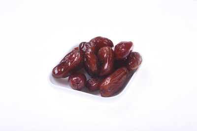 美味的干有机枣碗孤立在白色的背景。