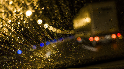 在雨夜的轨道上超车