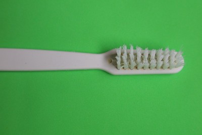 用牙刷在孤立的背景照片上清洁牙齿