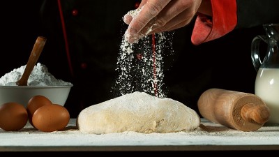 冻结锅手倒面粉的动作
