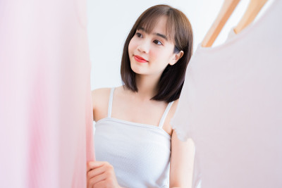 亚洲女性选择服饰装扮家居时尚生活方式，购物理念。