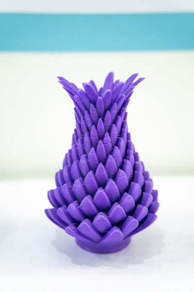 花瓶特写对象打印3d打印机特写。先进的现代添加剂技术4.0工业革命