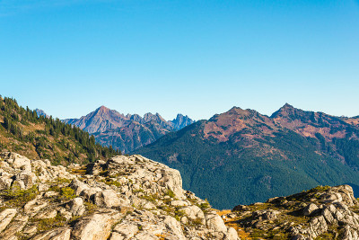 白色岩石，艺术家点徒步区，贝克斯诺夸尔米山国家森林公园的风景，华盛顿，美国。
