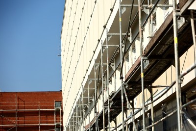 钢脚手架放置在高层建筑外面，用于更新。