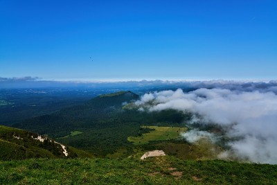 从圆顶到奥弗涅森林覆盖的火山